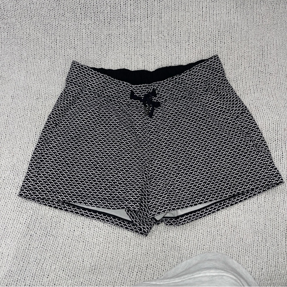 Lululemon Women's Black and White Patterned Shorts 8